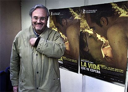 Manuel Gutiérrez Aragón, delante del cartel de su película <i>La vida que te espera.</i>