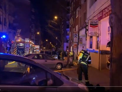 Los bomberos, en el incendio del aparcamiento de la calle de Juan de Urbieta de Madrid.