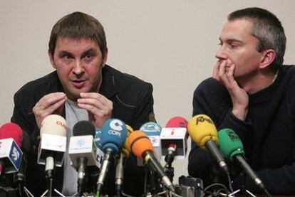 Arnaldo Otegi y Joseba Permach, en una rueda de prensa en enero de 2006.