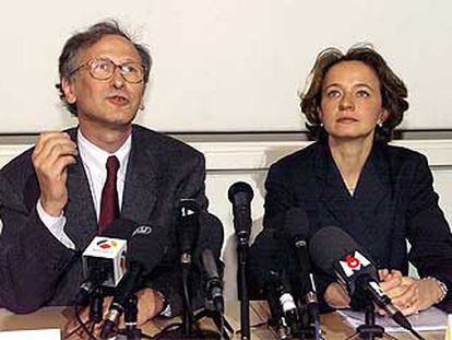 Alain Fischer y Marina Cavazzana-Calvo, presentando sus resultados en <b></b><i>niños burbuja</i> en abril de 2000.