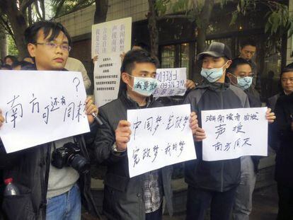 Manifestantes piden libertad de expresión en Cantón, el 8 de enero.