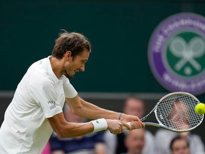 Daniil Medvedev devuelve la pelota durante un partido de la edición de 2021 en Wimbledon.