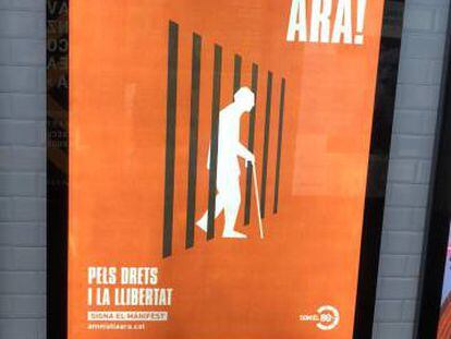 Uno de los carteles de la campaña de Òmnium en el Metro de Barcelona