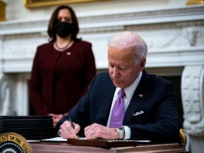 El presidente de Estados Unidos, Joe Biden, junto a la vicepresidenta, Kamala Harris, en la Casa Blanca en Washington, EE UU, el pasado 21 de enero.