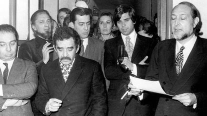 Desde la izquierda, Garc&iacute;a Hortelano, Carlos Barral, Garc&iacute;a M&aacute;rquez, y Vargas Llosa; la derecha, Jos&eacute; Mar&iacute;a Castellet, en 1970 en Barcelona.