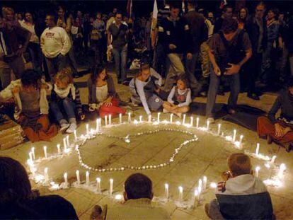 Varios manifestantes rodean un mapa de Hungría hecho con velas durante las protestas de ayer en Budapest.