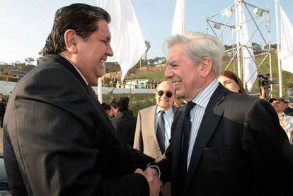 Alan García y Mario Vargas Llosa, en 2009 en Lima.