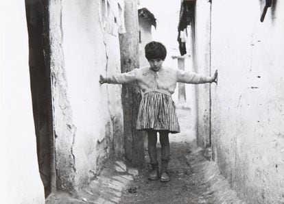 Una niña en una de las callejas del Cerro, hacia 1960.