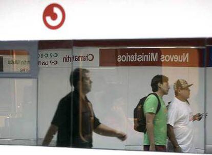 Tres viajeros en la estación de Cercanías de Nuevos Ministerios.