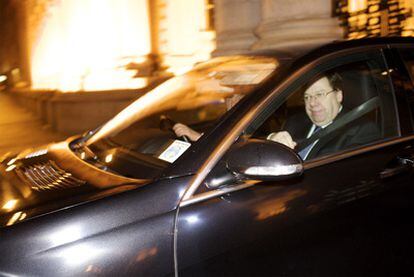 El primer ministro irlandés, Brian Cowen, sale anoche de una reunión parlamentaria en la sede gubernamental en Dublín.