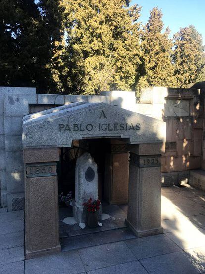 La tumba de Pablo Iglesias con las pintadas de este lunes en el cementerio civil de la Almudena