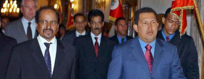 Ch&aacute;vez recibe a recibe al presidente de la RASD (Rep&uacute;blica &Aacute;rabe Saharui Democr&aacute;tica), Mohamed Abdelaziz, en 2004 en Caracas.