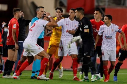 Los jugadores del Sevilla protestan al árbitro la anulación del gol que les habría dado la victoria en Mallorca.