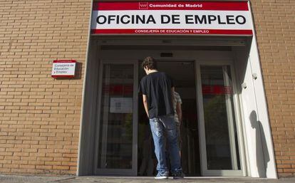 Un joven, en una oficina de empleo madrileña, en 2012.