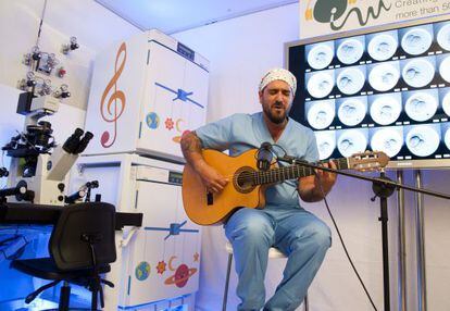 Antonio Orozco canta a los embriones en un laboratorio de reproducci&oacute;n asistida