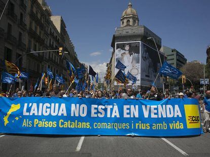 Manifestantes de la CUP, ayer en la marcha contra el Plan Hidrológico del PP.