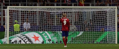 Torres se lamenta de un fallo ante la porteria rival.