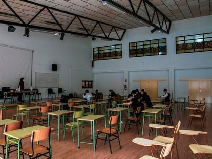 Alumnos gallegos asisten a una clase en el antiguo auditorio del centro escolar, reconvertido en aula.