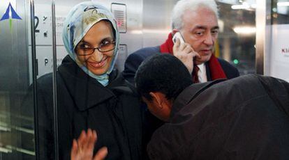 La activista saharaui ha llegado a Madrid, donde se someterá a una revisión médica.