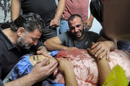 Familiares del palestino Imad Khaled Saleh Hashash, de 15 años, lloran junto a su cuerpo en una morgue del Hospital Quirúrgico Rafidia en la ciudad de Nablus, al norte de la ocupada Cisjordania. El adolescente palestino fue asesinado por fuego israelí cuando estallaron enfrentamientos después de que las fuerzas israelíes irrumpieron en el campo de refugiados de Balata cerca de Nablus.
