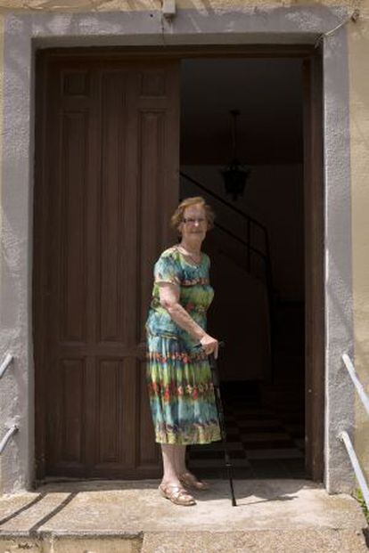 Cecilia Giménez en la puerta de su casa.