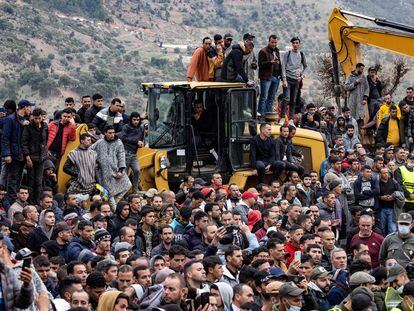 Cientos de marroquíes siguieron el rescate de Rayan, en la aldea de Egrán, desde cerca este sábado.