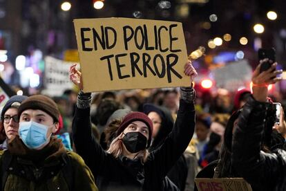 Manifestación en Memphis por la muerte de Tyre Nichols. En la pancarta, puede leerse: "Acabad con el terror policial".