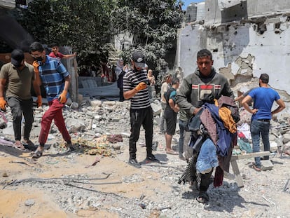 Un palestino intenta rescatar sus enseres el 14 de agosto de los restos del edificio en el que vivía, destruido por un ataque israelí.