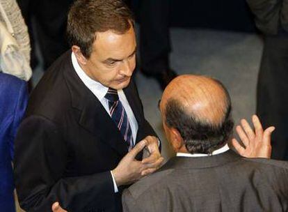 Zapatero conversa con Emilio Botín, presidente del Santander.