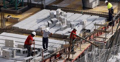 Trabajadores de la construcción levantan un edificio en Bilbao.