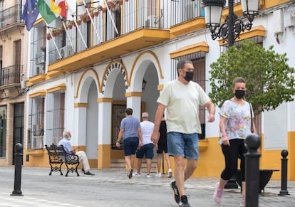 Fachada del Ayuntamiento de Coria del Río, en Sevilla.