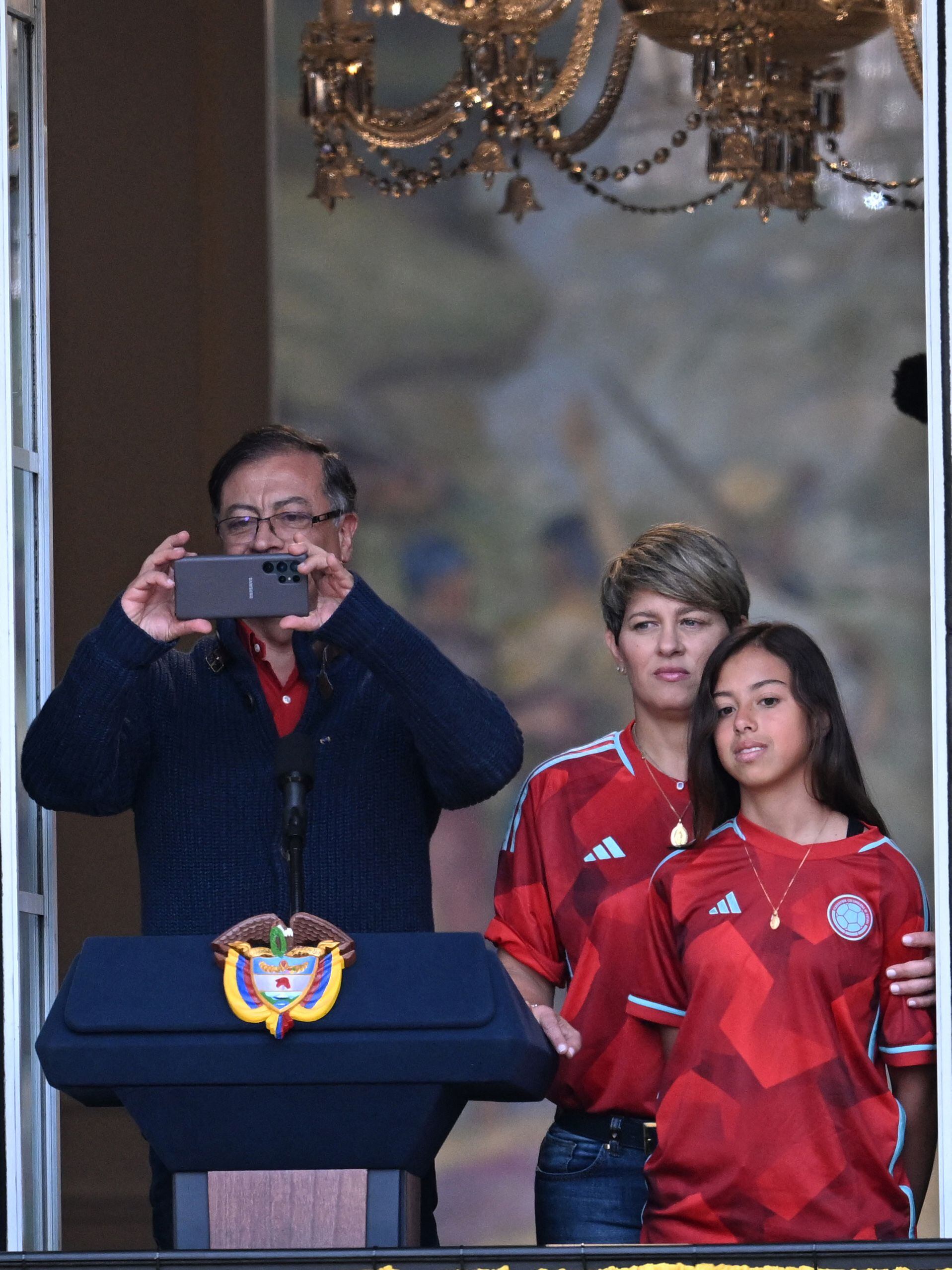 El presidente colombiano durante su primer discurso acompañado de la primera dama, Verónica Alcocer, y su hija Antonella el 14 de febrero pasado, en el Palacio de Nariño, en Bogotá.