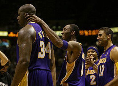 Bryant felicita a O'Neal tras la victoria definitiva. Detrás, Fox. Al fondo, aplaude Fisher.