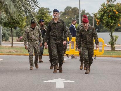 El rey Felipe VI, este miércoles, a su llegada al Cuartel General Terrestre de Alta Disponibilidad y el Regimiento de Operaciones de Información, en la Base Jaime I, en Bétera (Valencia).