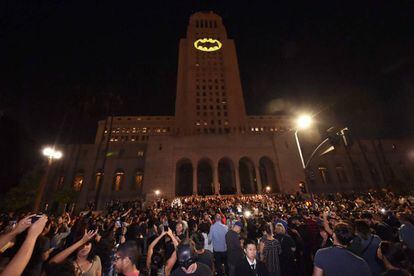 La señal de Batman, proyectada sobre el Ayuntamiento de Los Ángeles el jueves por la noche.