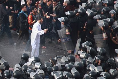 Varios manifestantes discuten con policías en el centro de El Cairo, en enero.