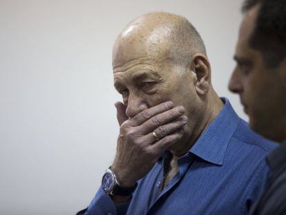 Ehud Olmert en el tribunal de Jerusalén este lunes.