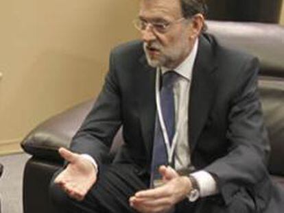 El presidente del Gobierno, Mariano Rajoy, conversando con el presidente de la Comisión Europea, Jose Manuel Durao Barroso.