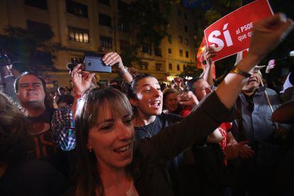 Los militantes del PSOE partidarios de Pedro Sánchez celebran el resultado final de las elecciones primarias.