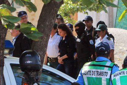 Raquel Alatorre es escoltada por policías nicaragüenses