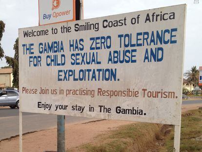 Un cartel en la localidad gambiana de Kololi reza: "Bienvenidos a La Costa Sonriente de África. Gambia tiene cero tolerancia hacia el abuso sexual de menores y su explotación. Por favor, practique el turismo responsable".