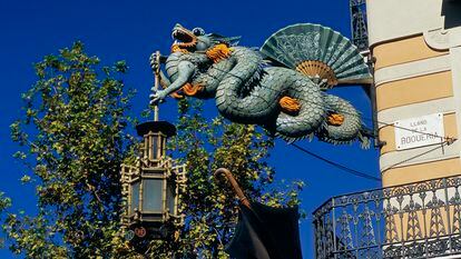 El dragón en la fachada de la Casa Bruno Cuadros, conocida como “la casa de los paraguas”, en Barcelona.