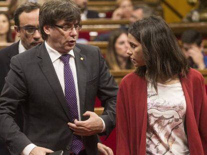 Carles Puigdemont junto a la lider de Ciutadadanos, Inés Arrimadas en el Parlament.