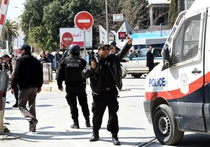 Desenes d'agents de les Forces de Seguretat s'han traslladat fins a la zona de l'atac i han encerclat el barri, al centre de Tunis, al qual no es pot accedir.