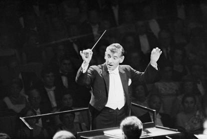 El director de orquesta Leonard Bernestein conduce a la Orquesta Filarmónica de Nueva York en 1962, en el Lincoln Center. 
