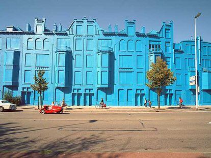 Florentijn Hofman pintó de azul esta manzana de edificios en ruinas en Holanda para llamar la atención sobre su arquitectura y evitar su demolición.