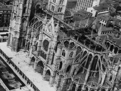 Vista aérea de la Catedral de León, después del incendio ocurrido en mayo de 1966, con las cubiertas quemadas.