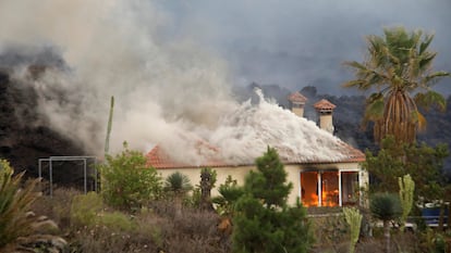 Una casa es destruida por la lava del volcán de la zona de Los Llanos, a 20 de septiembre de 2021, en El Paso, La Palma.