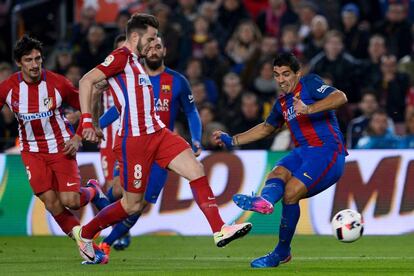 Saul Niguez y Luis Suarez durante el partido.