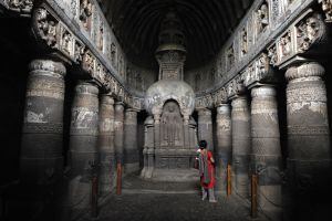 Interior de una de las 30 cuevas de Ajanta, al norte del estado de Maharashtra, declaradas patrimonio mundial por la Unesco.
